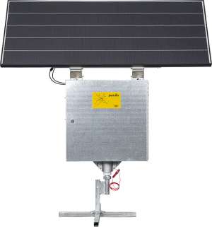 Photo de P4500 dans boitier antivol MAXI, module solaire 100 W, piquet terre et pied stab
